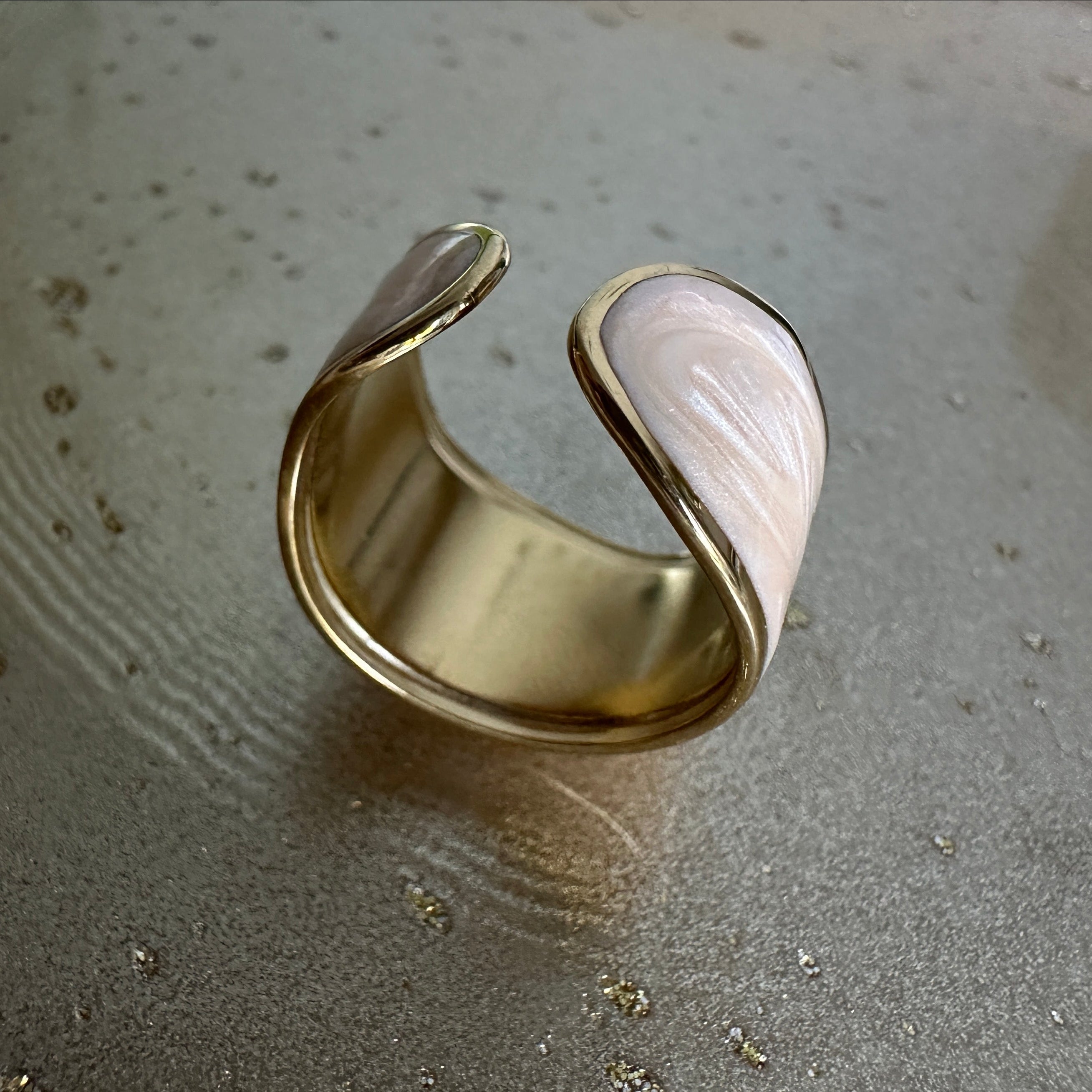 Pina colada adjustable ring gold-tone ring – detail view