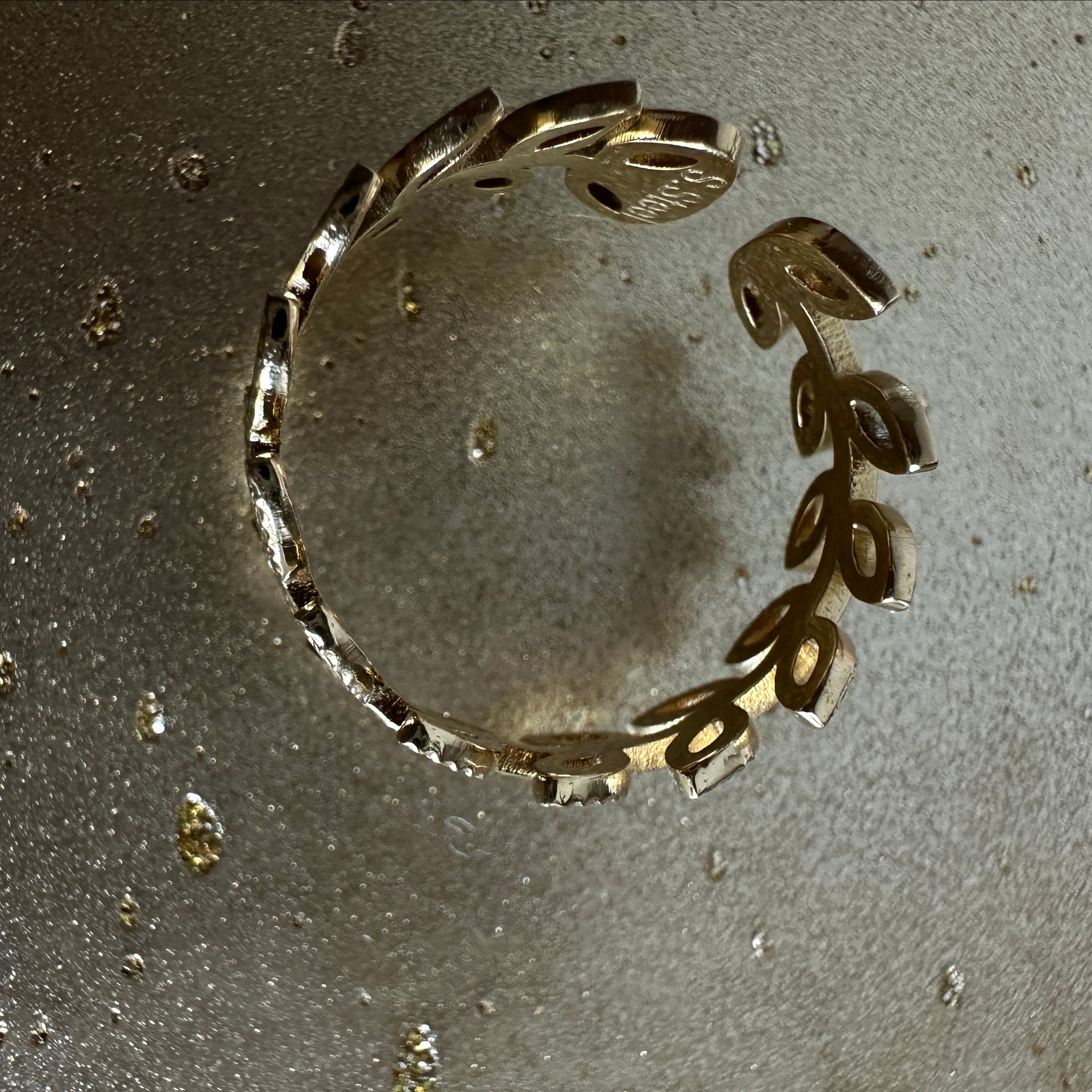 Athena adjustable ring gold-tone ring – detail view