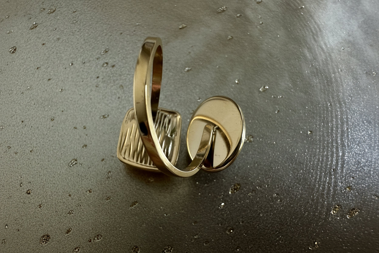 Nora adjustable ring gold-tone ring – detail view