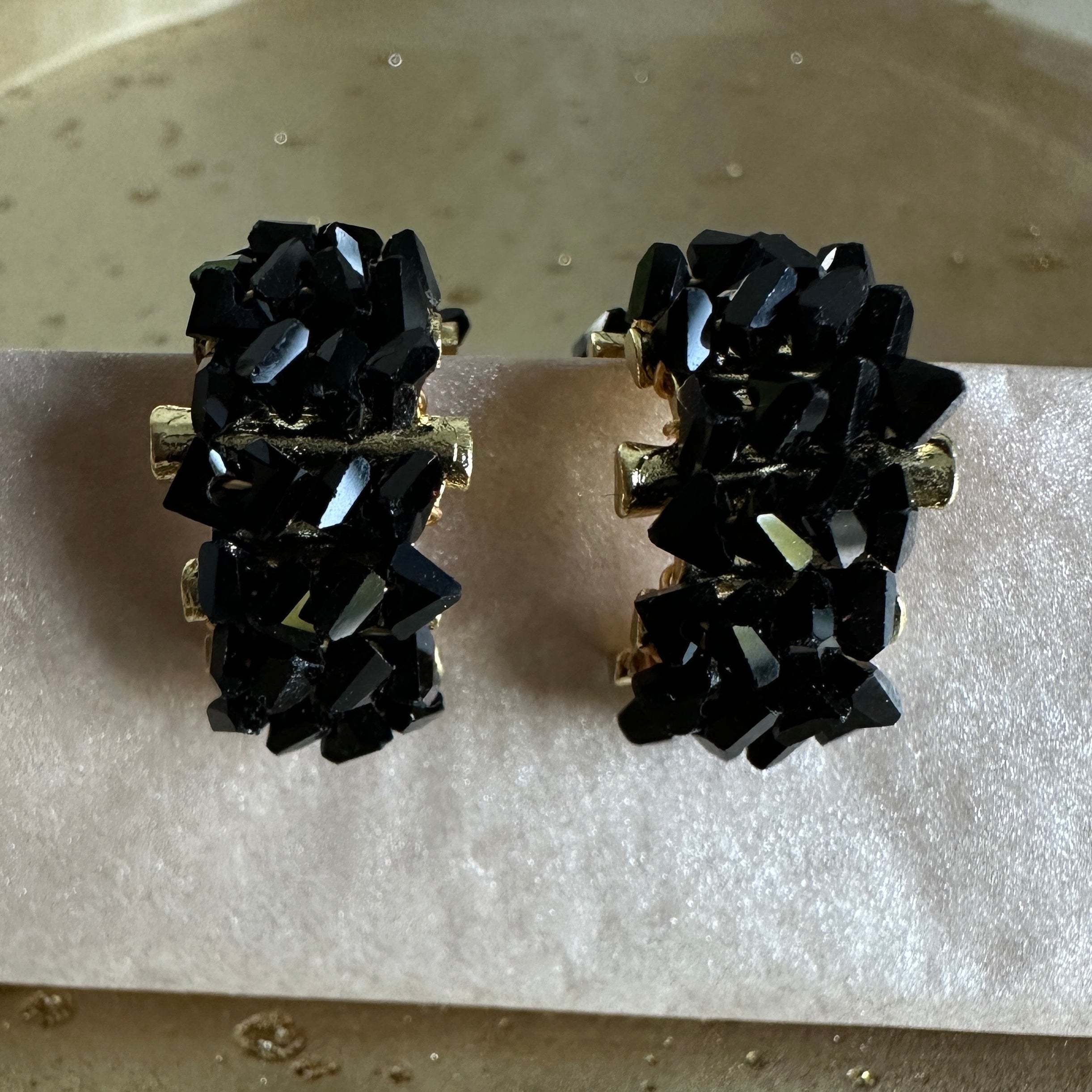 Noir Earrings gold-tone earrings – detail view